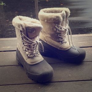 Snow boots